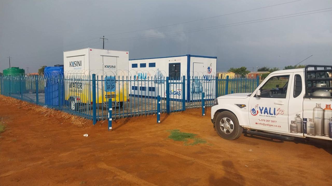 Yali Gas branded delivery vehicle
